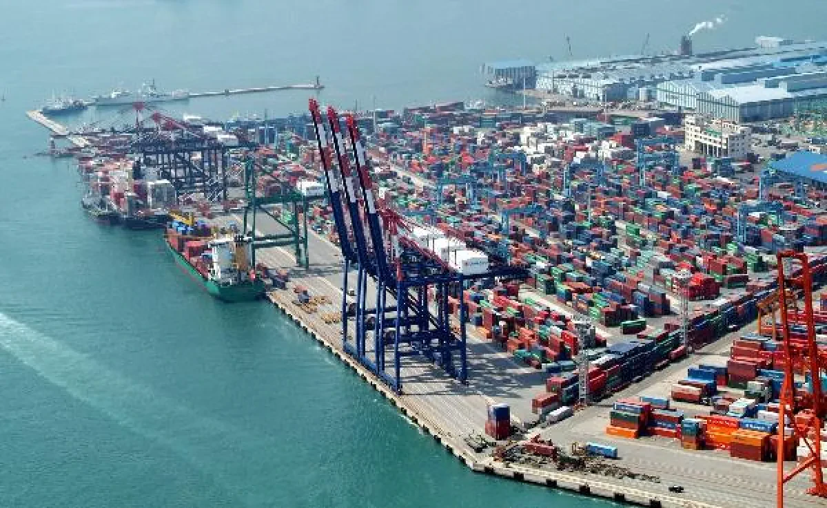 Busan Port develops monitoring technology to prevent container stack collapses