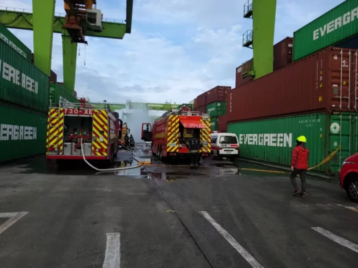 Odour permeates Kaohsiung after container collapse
