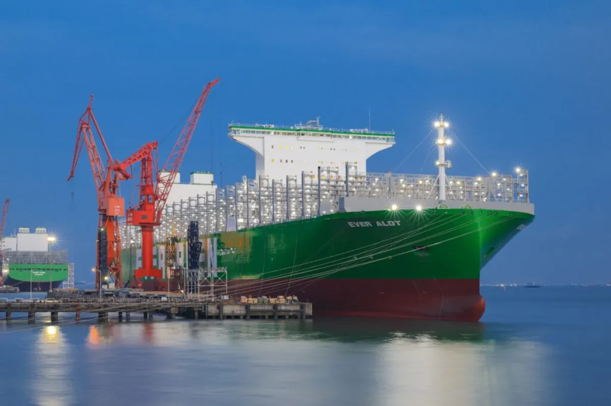 China-Evergreen-takes-delivery-of-24000-TEU-containership-1024x682