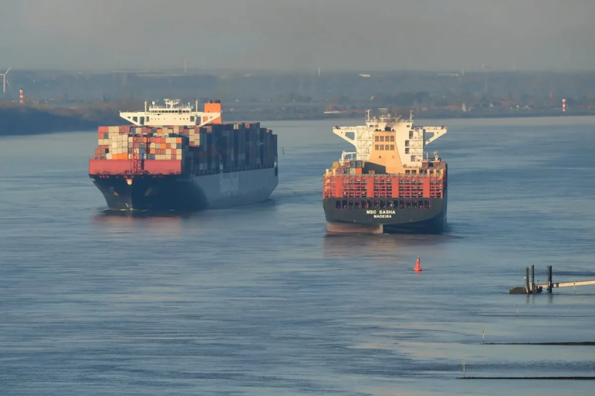 container-ships-on-Rivel-Elbe-1024x683