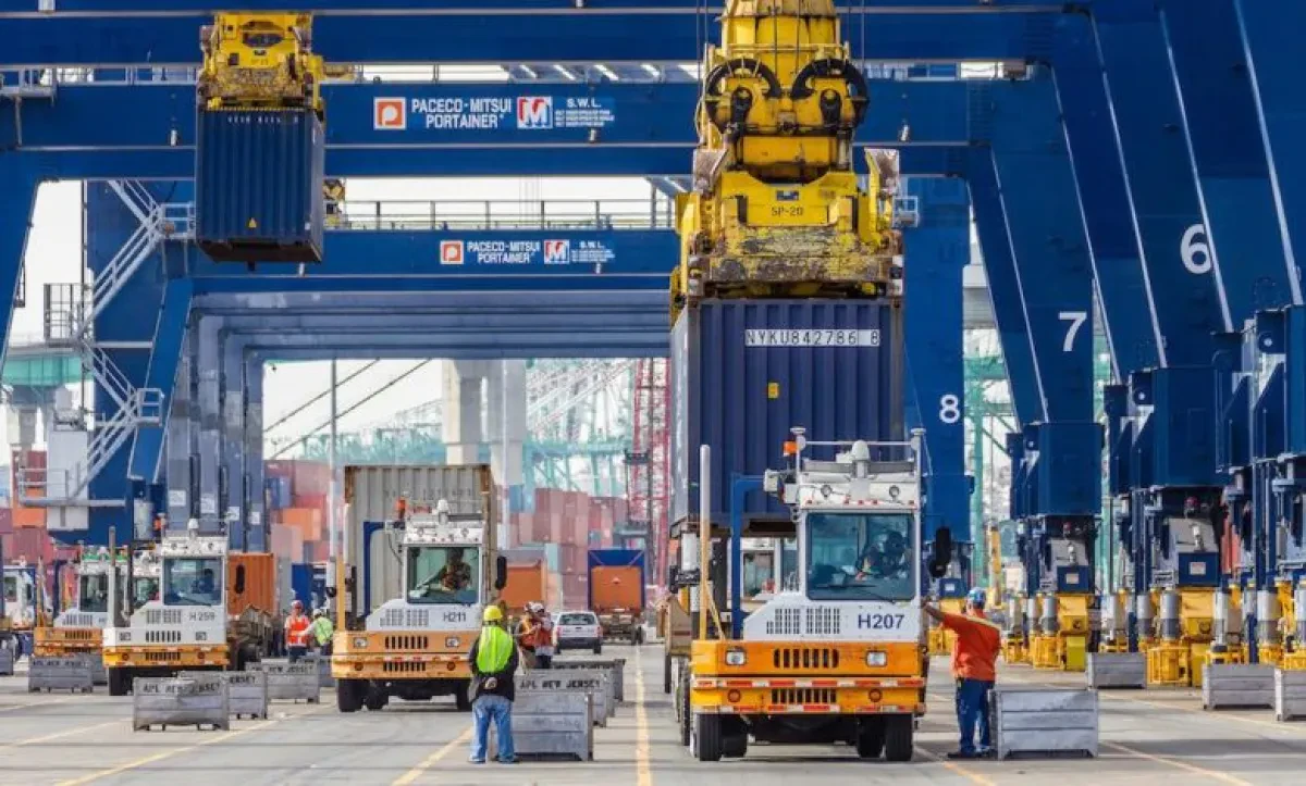 Port-of-Los-Angeles-dockworkers-780x470