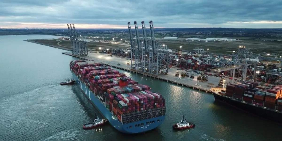 MOL-ship-at-DP-Worlds-London-Gateway-1024x512
