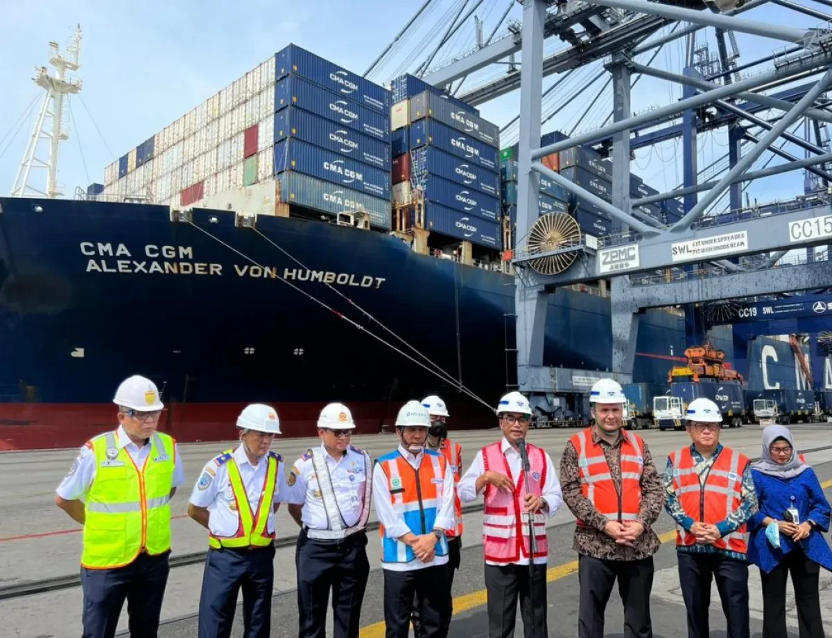 Largest container ship to call Indonesia docks at Jakarta terminal