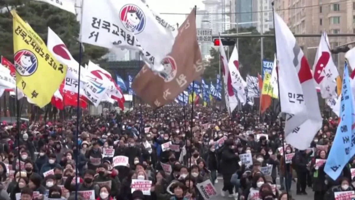 south-korean-workers-march-in-support-of-striking-truckers-2022-credit-democracy-now-680x0-c-default