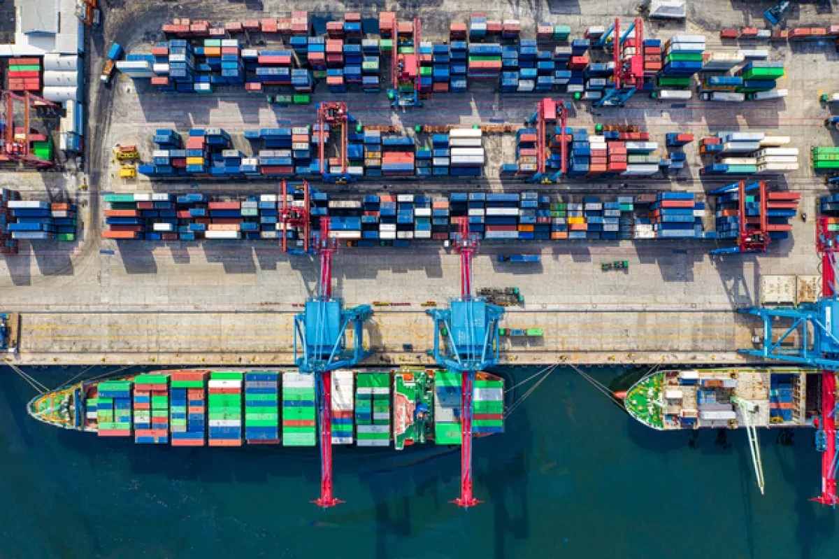 Shanghai port container volume up 6.5%