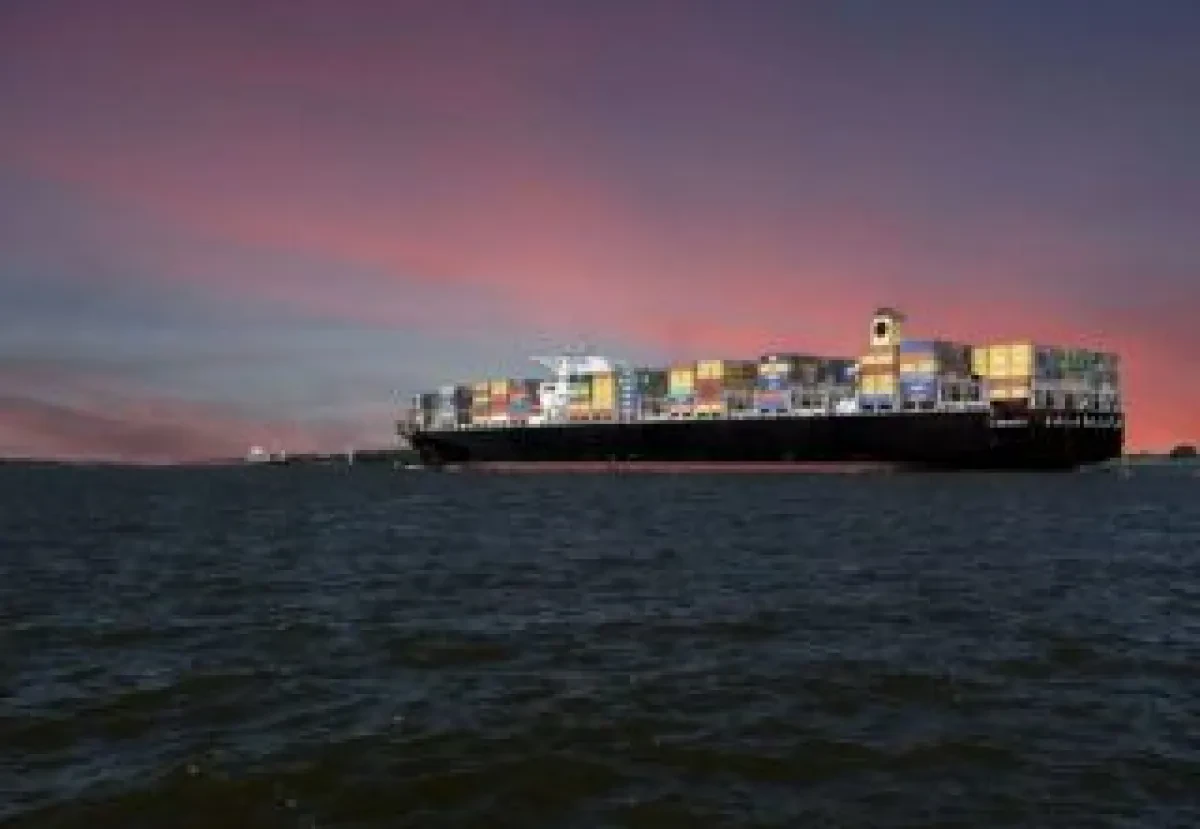 seaspan-buys-2010-built-boxship-enters-3-year-charter-with-one-320x221