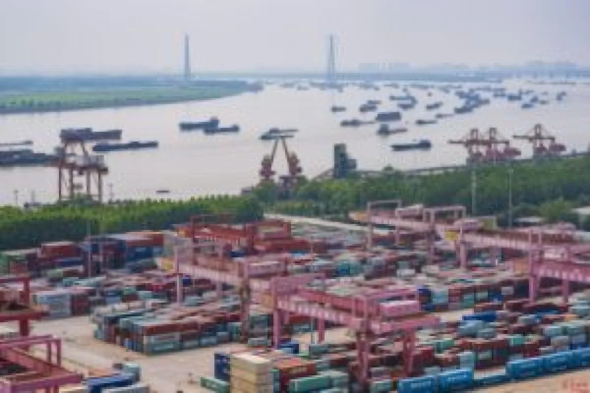 China Holds Back Some Ships from Calling at Wuhan