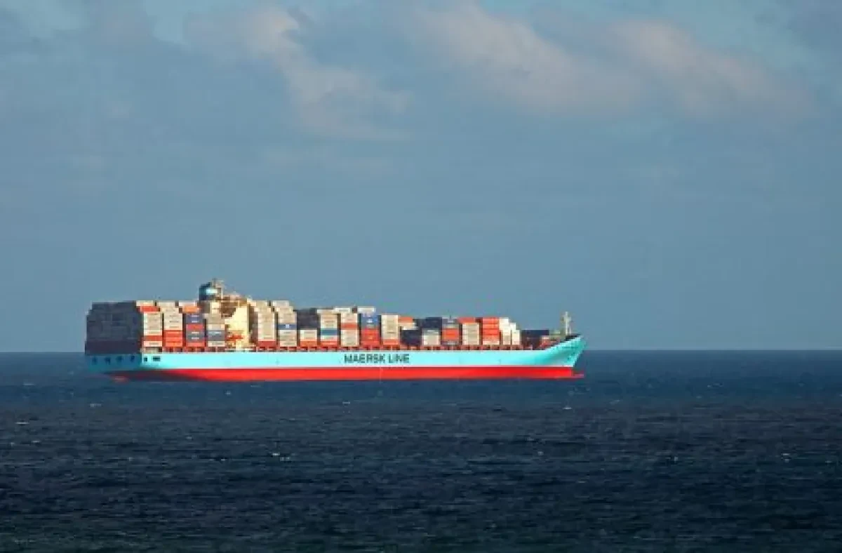 container-ship-on-the-sea-4163424_960_720-457x300