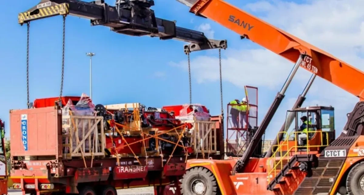 transnets-cape-town-container-terminal-receives-4-new-straddle-carriers-shipping