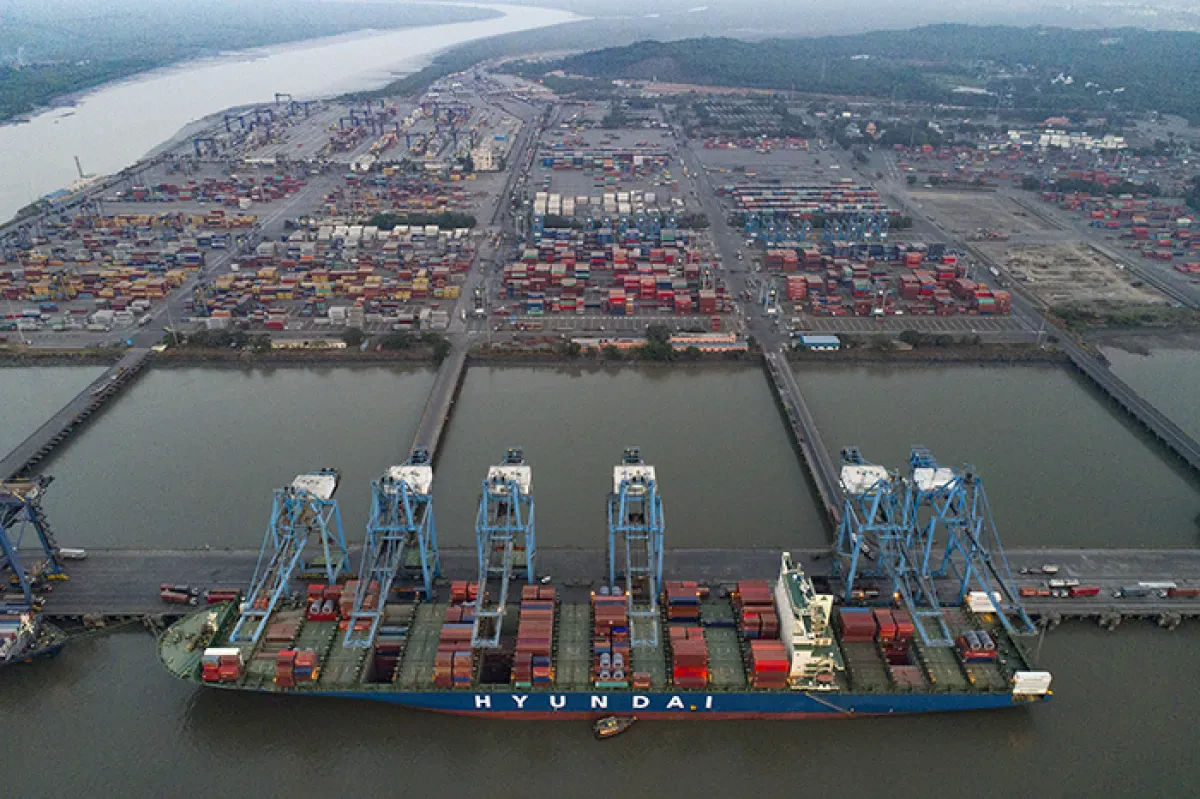 JNPT-terminal-with-HMM-ship
