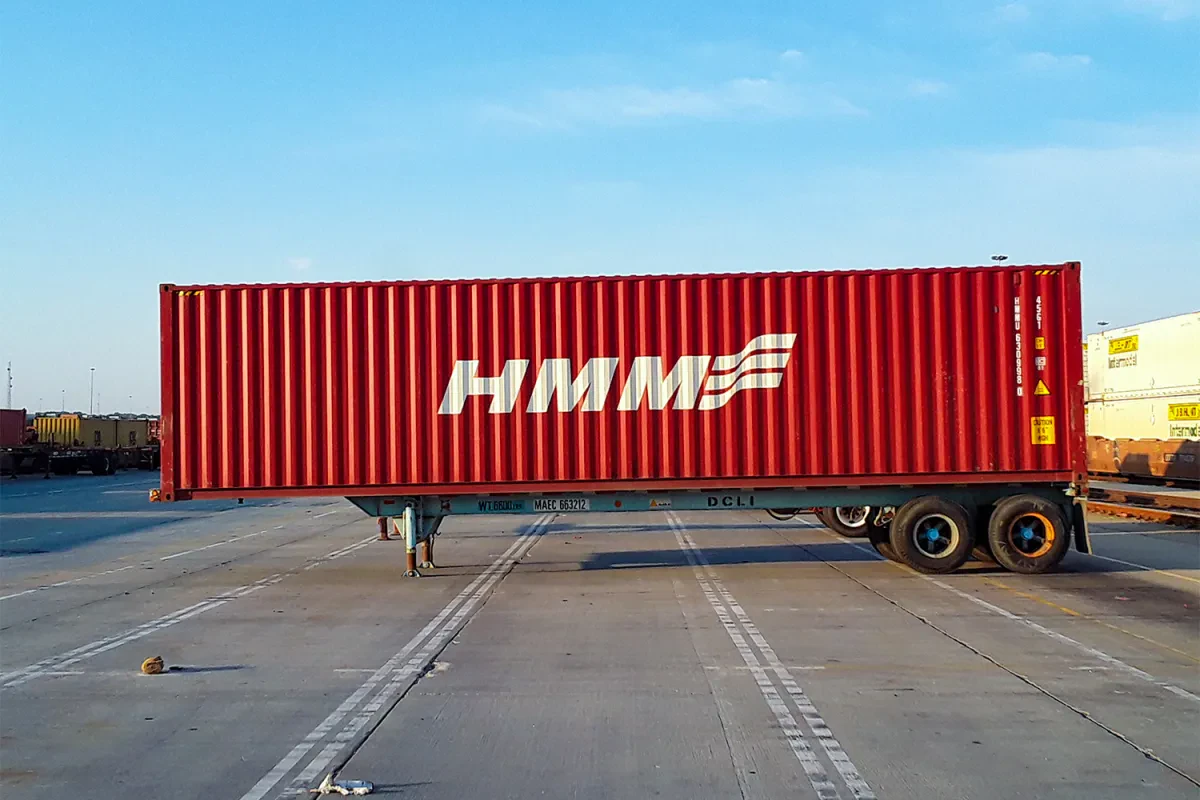 hmm-container-in-bnsf-yard-ari-ashe-joc