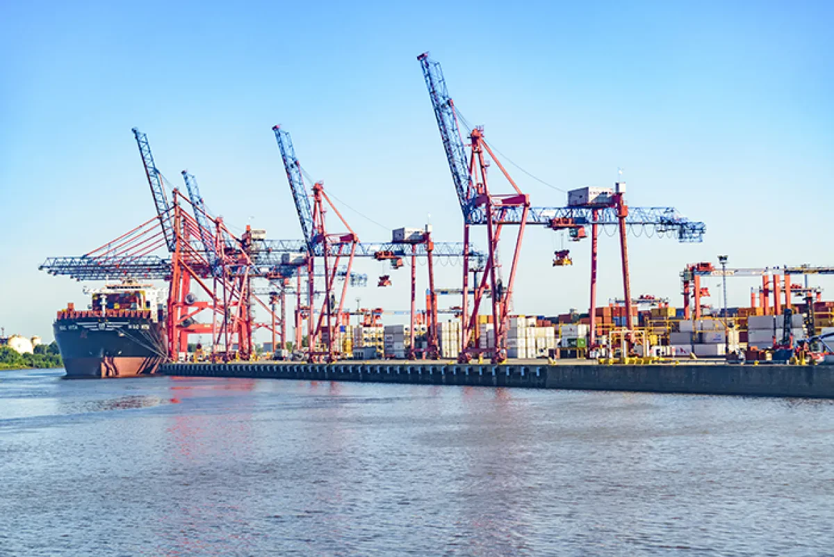Port-Buenos-Aires-terminal-with-container-ship