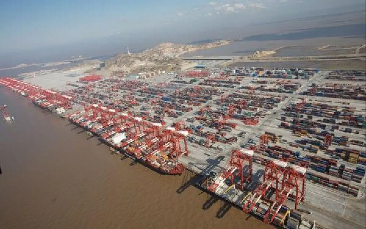 Shanghai first port in the world to handle more than 4m teu in a month