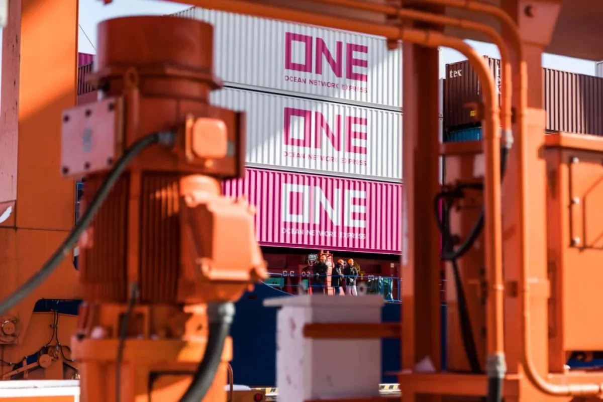 ONE-containers-in-crane-1024x683