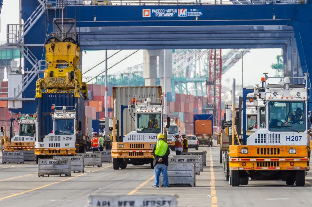 Port-of-LA-truck-crane-dock-1024x682