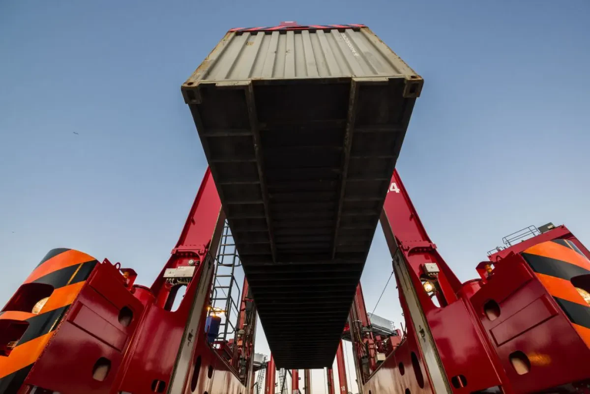kalmar-hybrid-straddle-carrier-1024x684