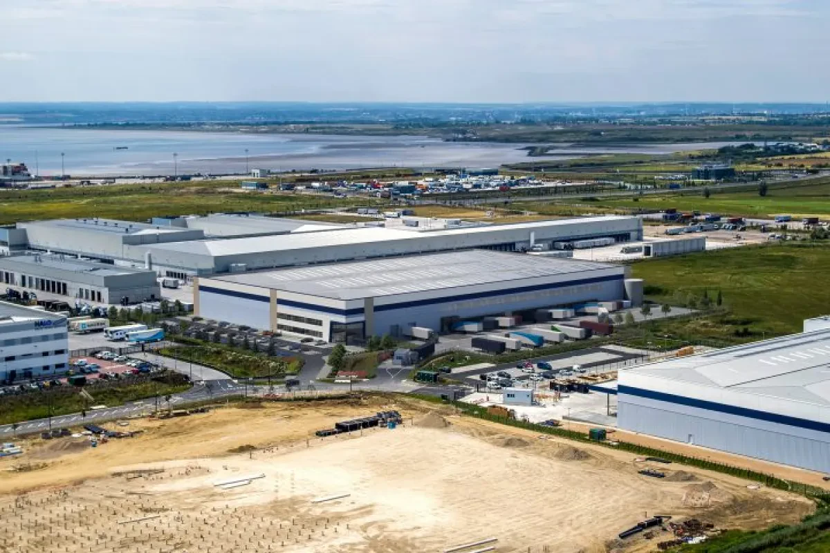 london-gateway-warehouse-p3mq2vokqoyk7ygetbvf66c5xev009a9lnyele2hfk