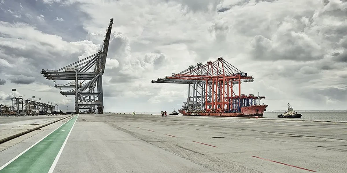 Quay_cranes_15616Lres.jpg.952x475_q85_crop_detail_upscale