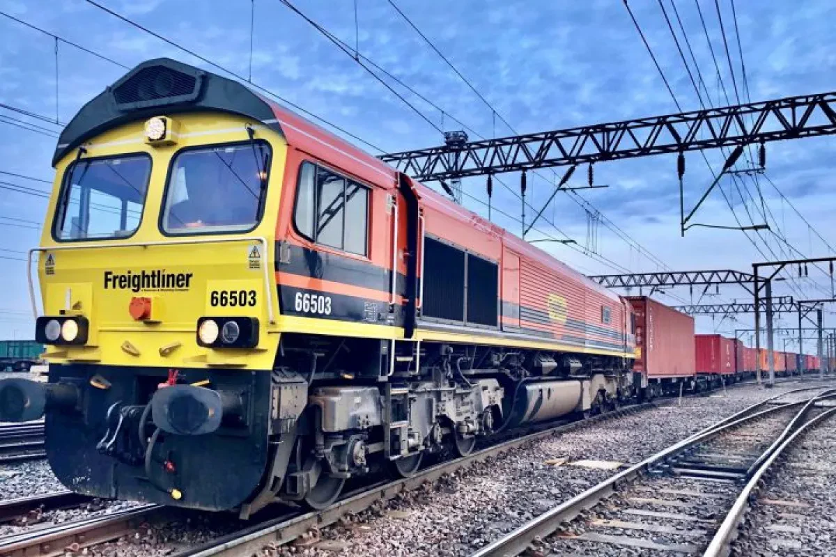Freightliner-long-trains-66503-with-containers-p8128gurnxxugvw1b2o79rdtucmxcm8uf0x8yrp4n4