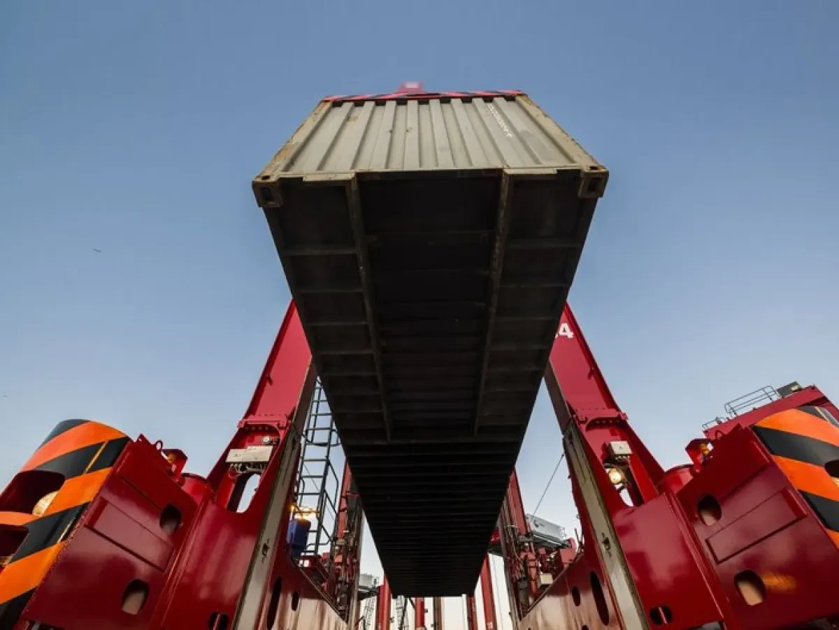 hybrid-straddle-carrier_final