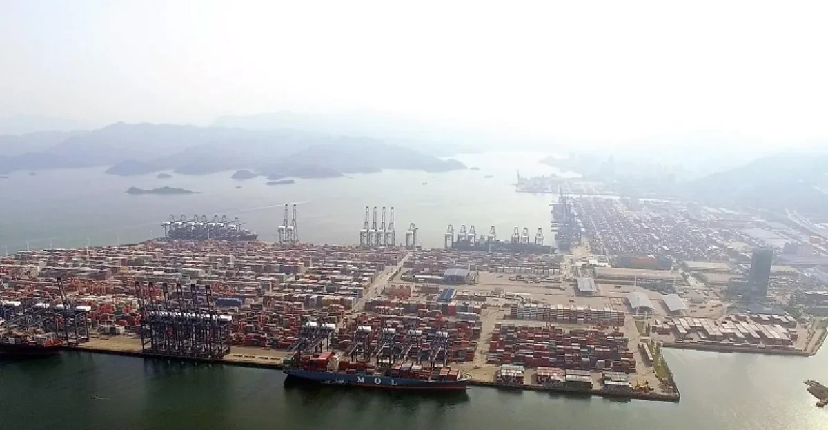 Container volume at eight major Chinese ports up 2.7% for mid-August