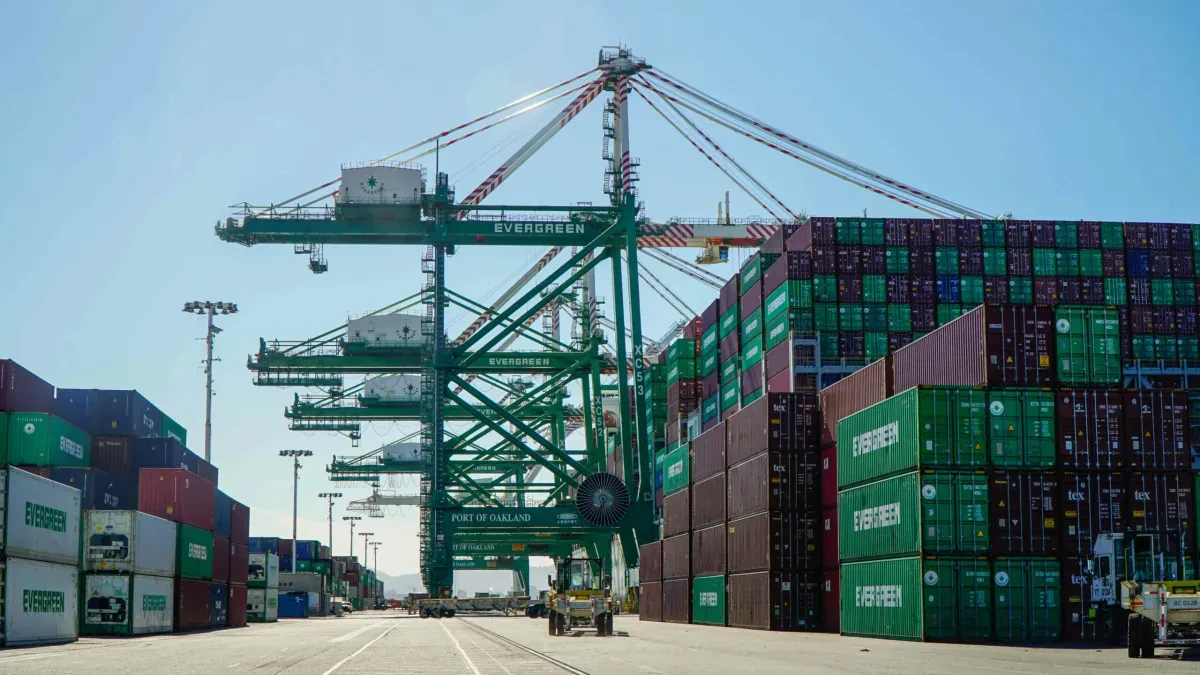 Port_of_Oakland_-_New__giant_crane_in_operation_this_week_09-30-2021-scaled