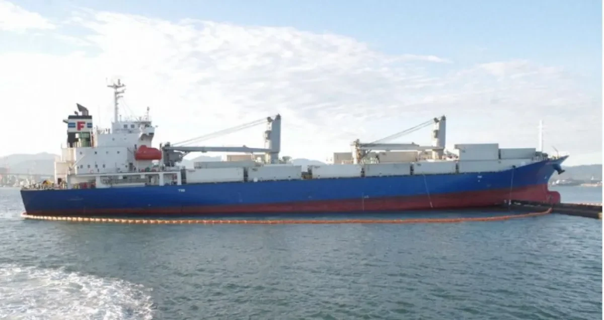 Reefer boxship runs aground after hitting Hakata breakwater