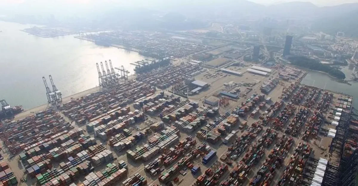 Congested Yantian port cuts export container receiving window