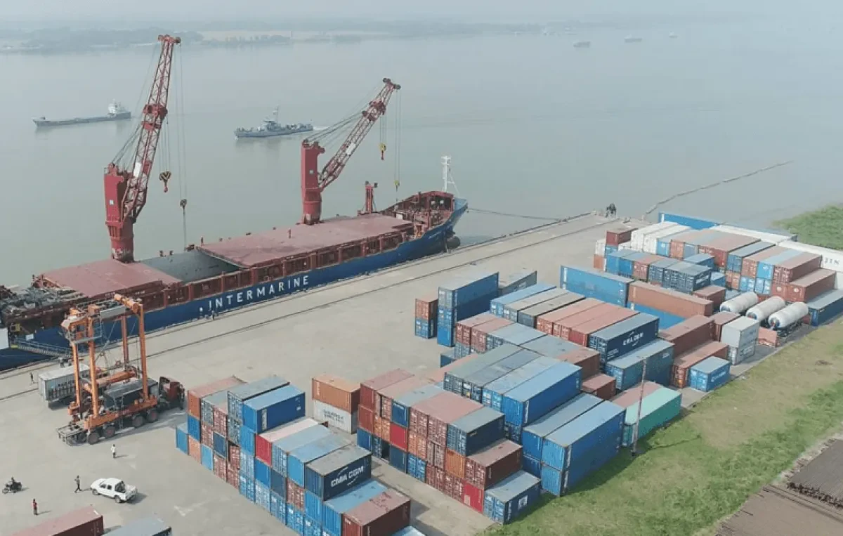 First gearless vessel takes berth in Mongla port