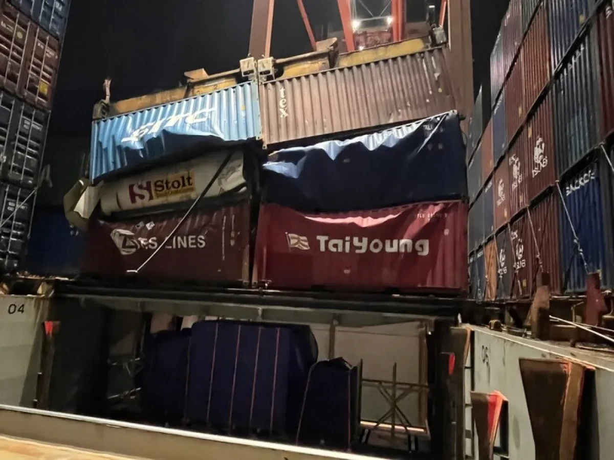 Chemical leak from container on Sinokor ship